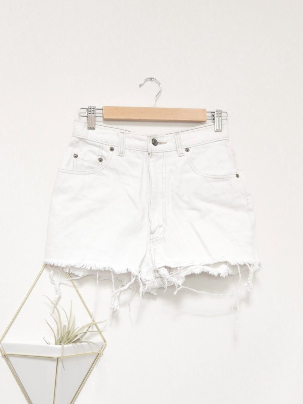LEVI'S 🐻‍❄️ White High Rise Denim Cutoff Shorts, Casual Frayed Hem, Beach